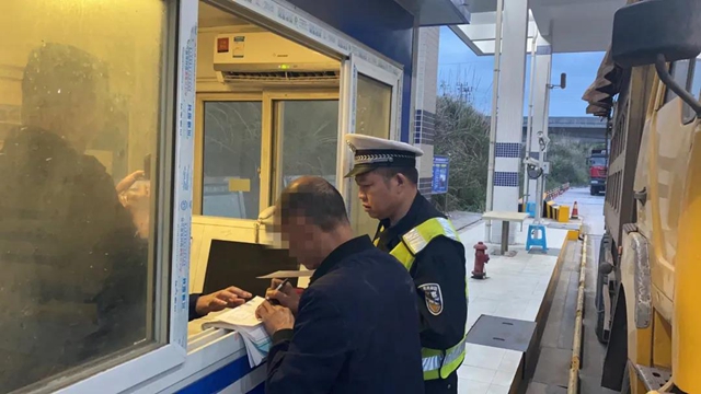 一锅端！交警查超载，40辆货车来“扎起”一个都没跑脱！