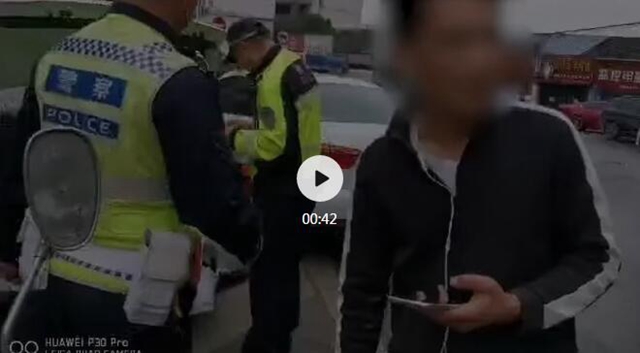 被查酒驾，自贡一司机当场“戏精附体”