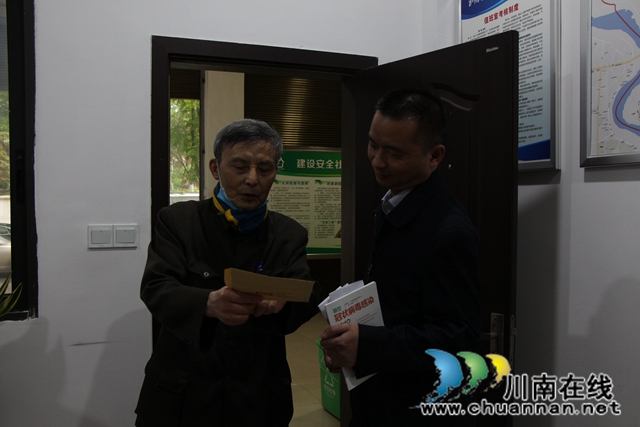 龙马潭区红星街道居民赠送街道疫情防护“大礼包”