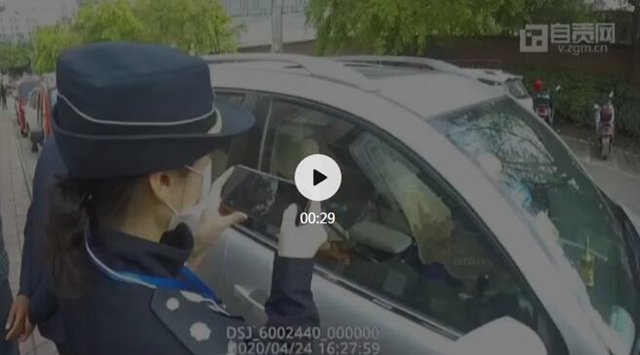 惊险！自贡一5岁男童被锁车内，看看这会有多危险