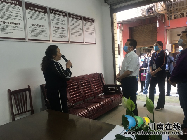颜习林到泸县玉蟾街道视察村民自治工作开展情况