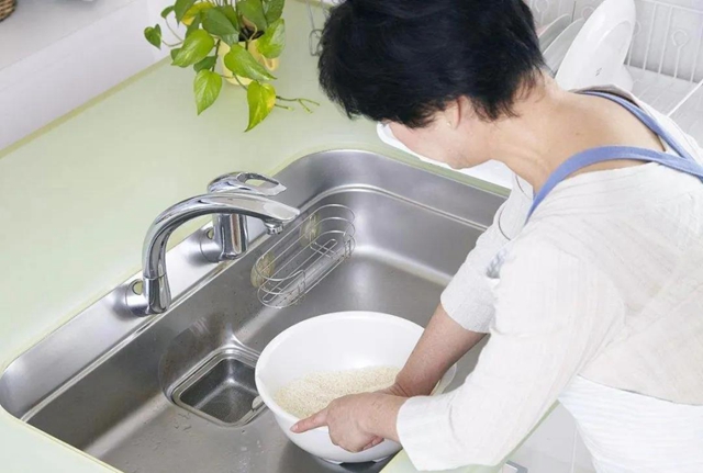 【突发】电饭煲漏电，泸州大妈被当场电飞！