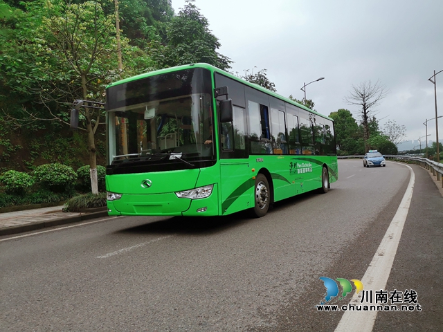 坐公交更舒心!泸州公交9条线路新投入60台纯电动新能源车(图2) 坐公交更舒心!泸州公交9条线路新投入60台纯电动新能源车(图2)