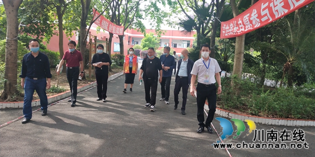 泸州市教育和体育局安信科肖彬带队检查泸县得胜小学日常安全和疫情防控工作
