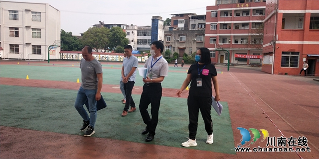 泸县得胜镇党委书记黄梅带队对得胜小学进行节前安全大检查(图2)