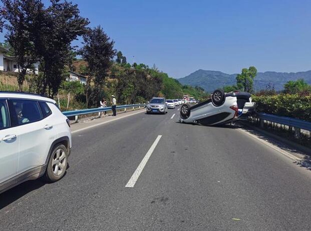 泸州一女子边开车边设置导航   车子侧翻全家受伤 