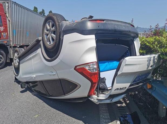 泸州一女子边开车边设置导航   车子侧翻全家受伤 (图2)