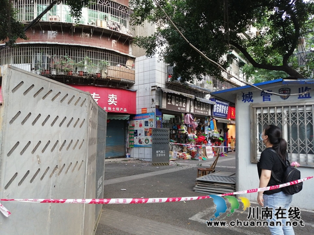 龙马潭区小市街道开展雨后排危工作(图1)