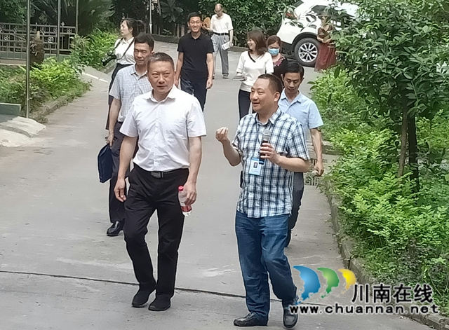 冉雷波到龙马潭区小市街道调研基层治理工作