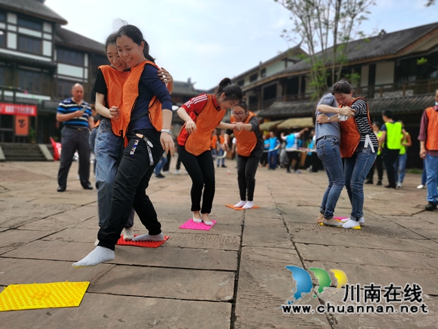 龙马潭区小市街道：趣味运动会展职工风采(图4)