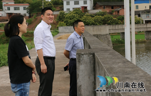 张福荣到泸县潮河镇督导河长制与脱贫攻坚工作