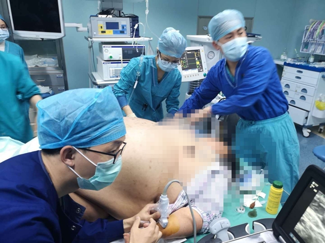 330斤“超重量级”孕妇在西南医大附院平安产子,以为减肥失败不知怀孕!(图2) 330斤“超重量级”孕妇在西南医大附院平安产子,以为减肥失败不知怀孕!(图2)