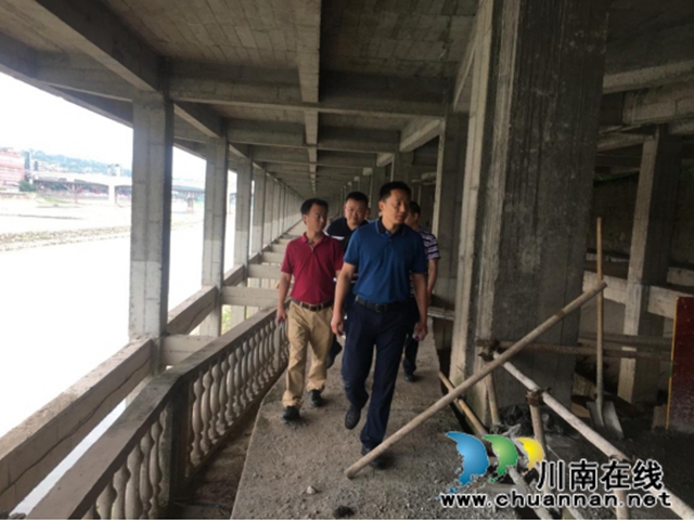 江阳区北城街道党工委书记袁勇刚带队检查低洼地带汛期安全(图1)