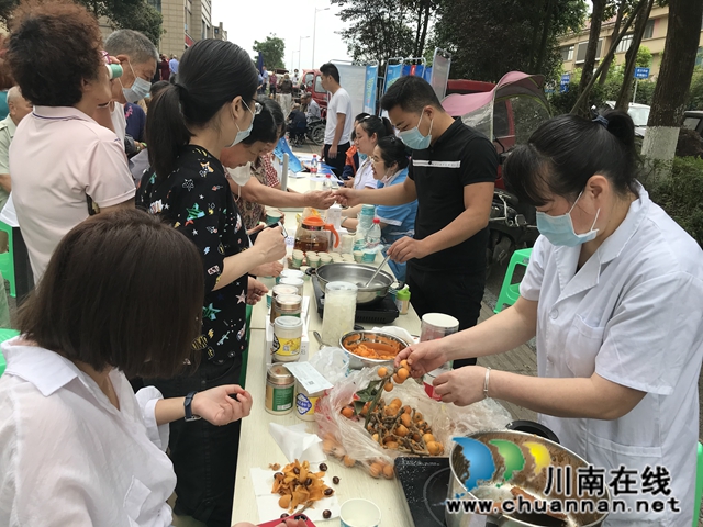 江阳区茜草街道匠心社区新时代文明实践站开展“邻里一家亲.共享邻里情”公益活动(图2)