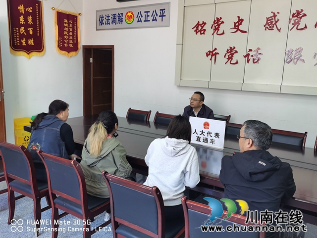 龙马潭区人大代表到红星街道玉带桥社区收集社情民意(图1)