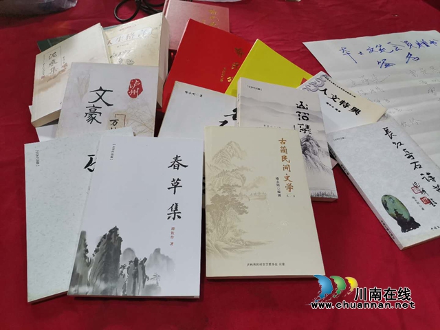 泸州本土作家赠“粮” 山乡孩子将披上“文学的翅膀”(图14)