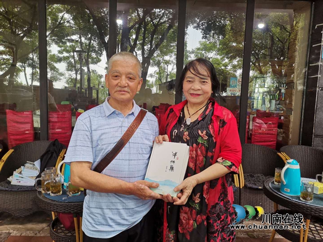 泸州本土作家赠“粮” 山乡孩子将披上“文学的翅膀”(图7)