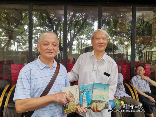 泸州本土作家赠“粮” 山乡孩子将披上“文学的翅膀”(图8)