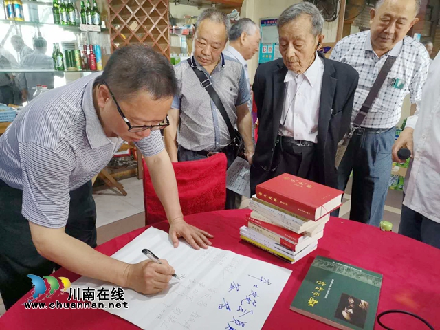 泸州本土作家赠“粮” 山乡孩子将披上“文学的翅膀”(图15)