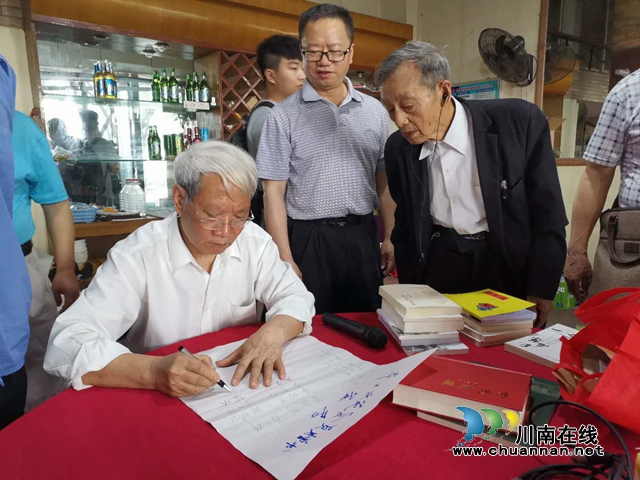 泸州本土作家赠“粮” 山乡孩子将披上“文学的翅膀”(图18)