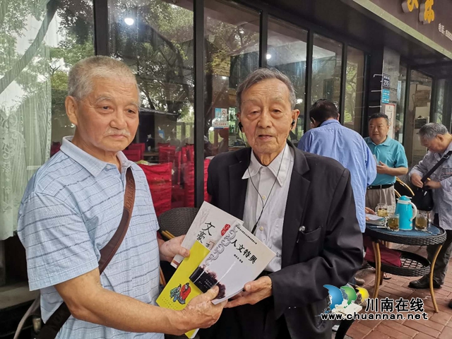 泸州本土作家赠“粮” 山乡孩子将披上“文学的翅膀”(图10)