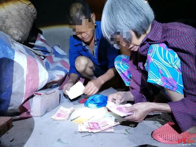 6000元现金和16万存折被盗!宜宾老两口带着哭腔报警,结果……(图2) 6000元现金和16万存折被盗!宜宾老两口带着哭腔报警,结果……(图2)