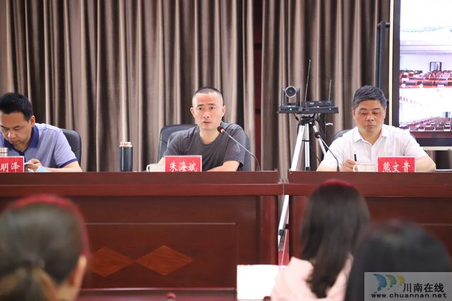 玉蟾街道召开当前重点工作会(图3)