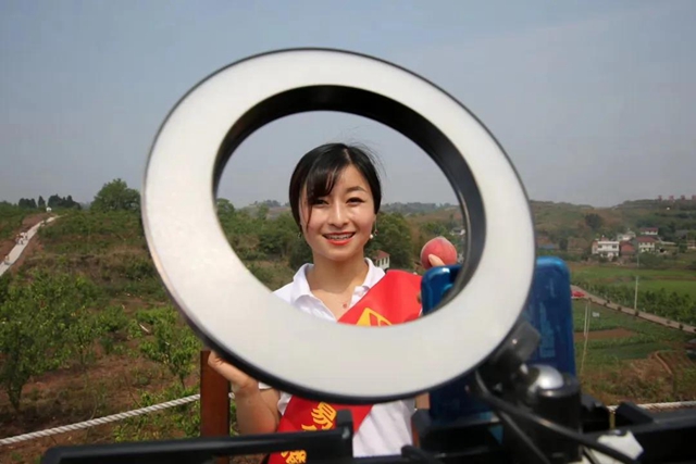 2小时卖出6000斤！内江这个小山村来了一群“美女主播”(图2)