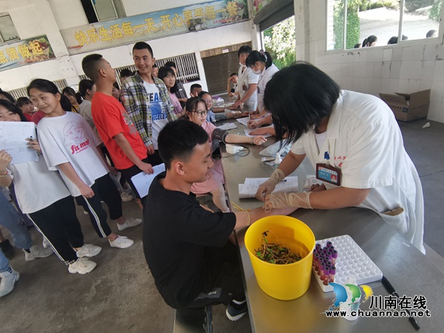 叙永县马岭镇中学组织开展全员健康体检活动　
