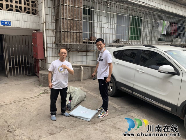 龙马潭区鱼塘街道：快递小哥遗失30余个包裹，社区干部等待45分钟物归原主(图1)