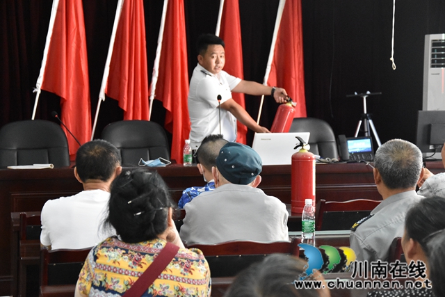 泸县玉蟾街道开展消防安全知识培训(图1)