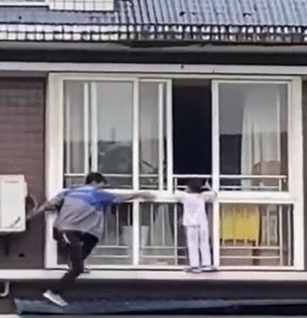徒手救下悬空6楼女童 ，自贡“空调小哥”被重奖！(图2)