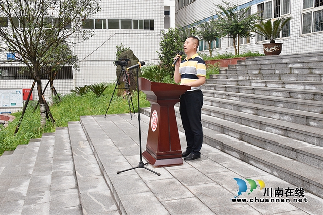 纳溪护国中学举行“高考40天冲刺誓师大会”(图2)