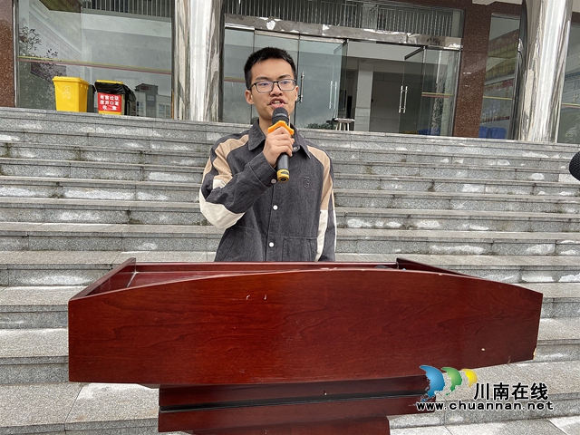 纳溪护国中学举行“高考40天冲刺誓师大会”(图3)