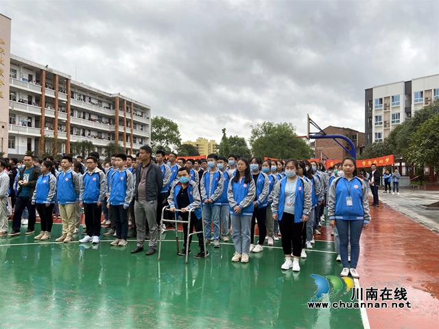 纳溪护国中学举行“高考40天冲刺誓师大会”(图4)