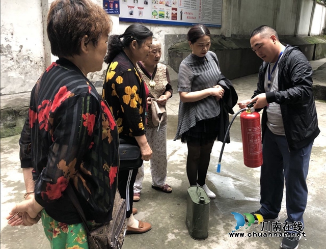 龙马潭区小市街道开展消防安全知识进楼院活动(图2)