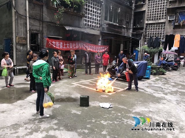 龙马潭区小市街道开展消防安全知识进楼院活动(图1)