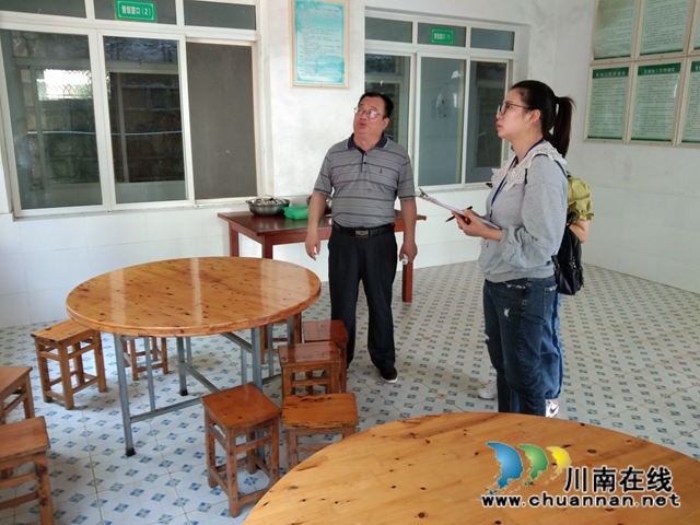 纳溪区市场监督管理局检查龙车镇小学食堂食品安全