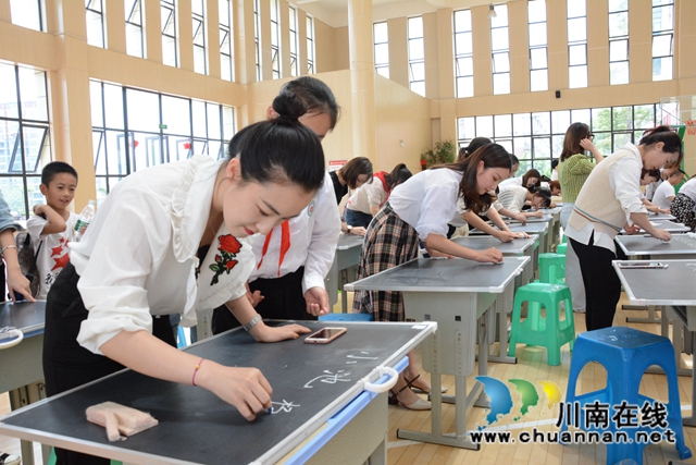 叙永县城西实验学校：师生笔尖对决，千人在线“观战”(图1)