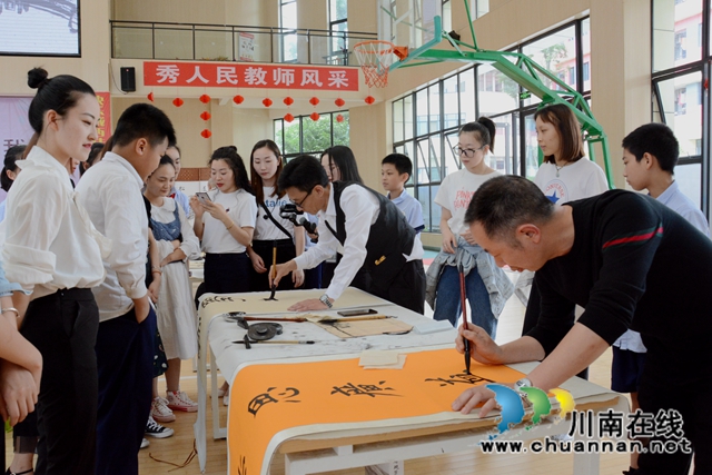 叙永县城西实验学校：师生笔尖对决，千人在线“观战”(图2)