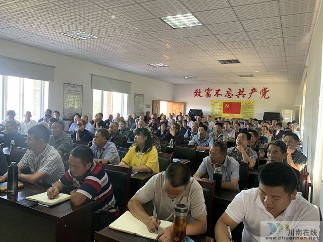 泸州华阳街道西岸村开展酒城讲坛“忆四渡赤水、扬长征精神”红色主题讲座(图1)