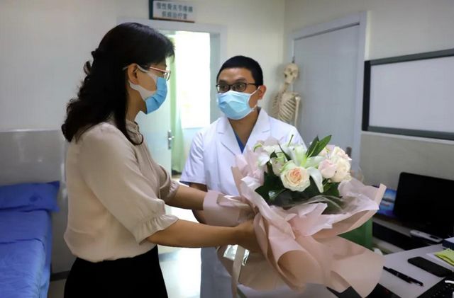 全国科技工作者日，泸州福欣医院三名医务人员获县科协领导上门慰问(图1)