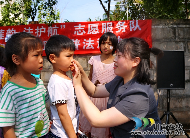 “乡伴童行 法护明天” 纳溪法院“莲韵.法护航”志愿服务队为脱贫村儿童过“六一”(图3)