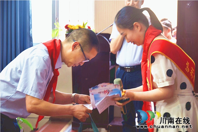 泸州十八中举行“放飞理想·快乐童年”庆祝活动(图2)