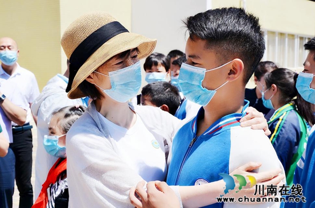 宜宾翠屏区爱心企业家与雷波彝族贫困学生“大小朋友”牵手庆“六一”(图2)