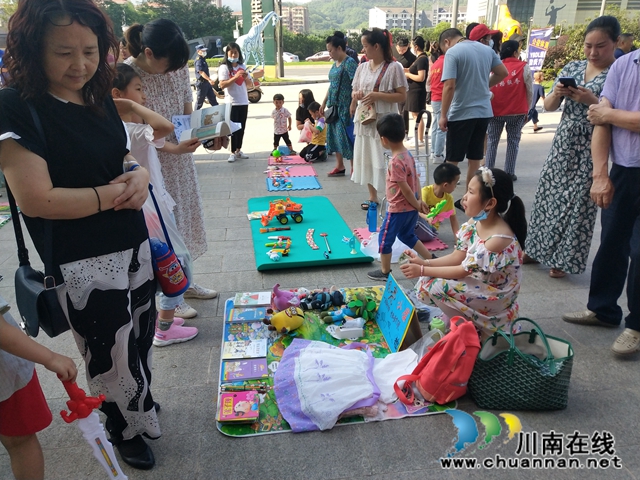 江阳区茜草街道渔子溪社区开展“快乐分享 爱心无限”六一节亲子跳蚤市场活动(图2)