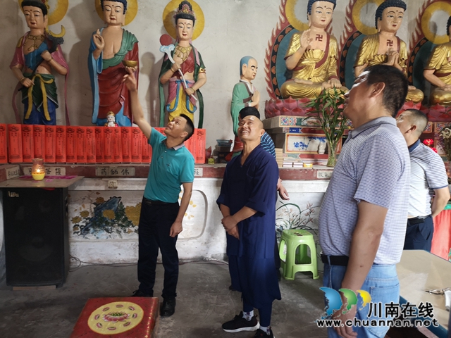 张福荣到泸县玉蟾街道龙脑寺开展慰问工作(图4) 张福荣到泸县玉蟾街道龙脑寺开展慰问工作(图4)