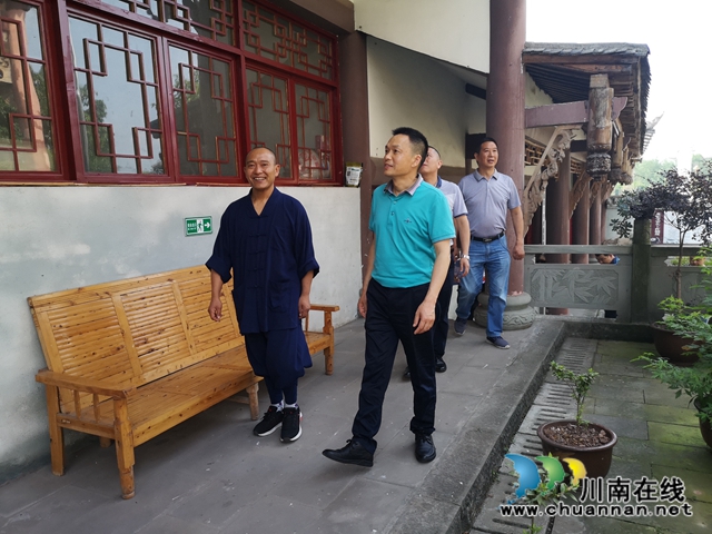 张福荣到泸县玉蟾街道龙脑寺开展慰问工作(图3) 张福荣到泸县玉蟾街道龙脑寺开展慰问工作(图3)