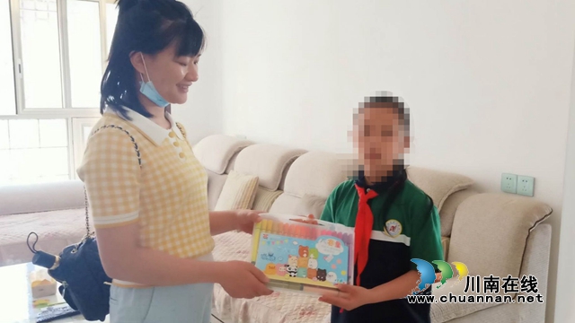 龙马潭区鱼塘街道开展特殊儿童六·一节慰问活动(图1) 龙马潭区鱼塘街道开展特殊儿童六·一节慰问活动(图1)