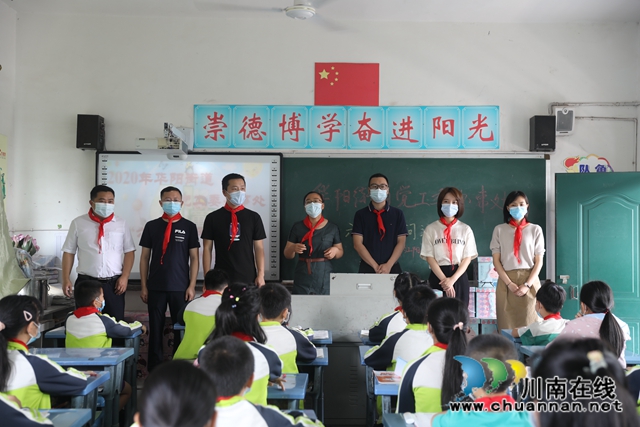 江阳区华阳街道：“六一”礼包传递爱(图1)